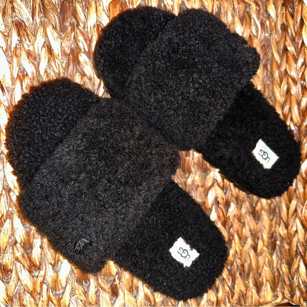 UGG Women's Black Fluffy Slippers